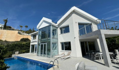 Luxury 5 bedroom house with swimming pool to rent in Agios Tychonas