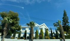 Luxury 5 bedroom house with swimming pool to rent in Agios Tychonas