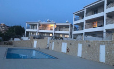 Beautiful 3 bedroom furnished apartment with swimming pool for sale in Chloraka