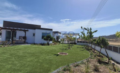 Spacious Moni bungalow with sea view 