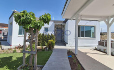 Spacious Moni bungalow with sea view 
