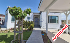 Spacious Moni bungalow with sea view 