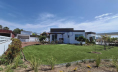 Spacious Moni bungalow with sea view 