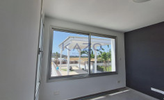 Spacious Moni bungalow with sea view 