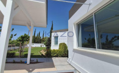 Spacious Moni bungalow with sea view 