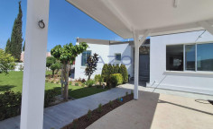Spacious Moni bungalow with sea view 