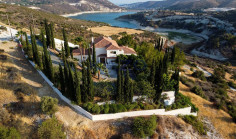 Spacious six bedroom villa in peaceful Akrounta area 