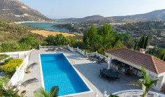 Spacious six bedroom villa in peaceful Akrounta area 