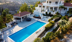 Spacious six bedroom villa in peaceful Akrounta area 