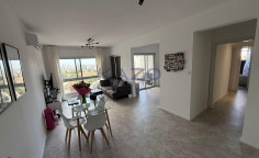 Modern top floor apartment in bright Mesa Geitonia 