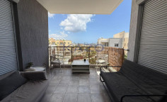 Modern top floor apartment in bright Mesa Geitonia 