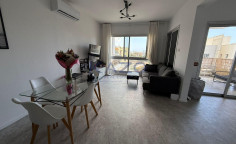 Modern top floor apartment in bright Mesa Geitonia 