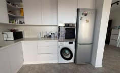 Modern top floor apartment in bright Mesa Geitonia 