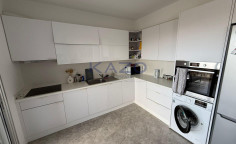 Modern top floor apartment in bright Mesa Geitonia 