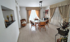 8 bedroom house for sale in Aglantzia