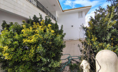 8 bedroom house for sale in Aglantzia