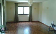 6 bedroom bungalow with swimming pool for sale in Parekklisia