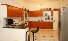 Luxury 5 bedroom house with swimming pool for sale in Moni