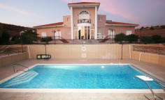 Luxury 5 bedroom house with swimming pool for sale in Moni