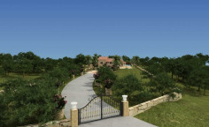 Large 6 bedroom house with swimming pool for sale in Parekklisia