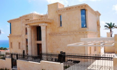 5 bedroom furnished house with swimming pool for sale in Coral Bay