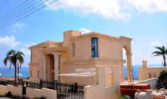 5 bedroom furnished house with swimming pool for sale in Coral Bay