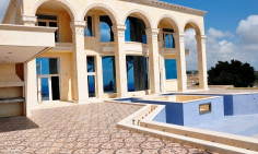 5 bedroom furnished house with swimming pool for sale in Coral Bay
