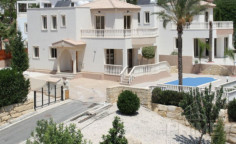 4 bedroom villa for sale in Peyia