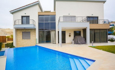 Spacious 4 bedroom house with swimming pool for sale in Amathus area