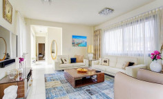 Spacious 4 bedroom house with swimming pool for sale in Amathus area
