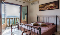 Luxury 4 bedroom house with swimming pool for sale in Moniatis