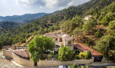 Luxury 4 bedroom house with swimming pool for sale in Moniatis