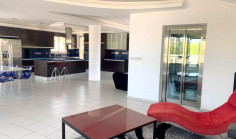 5 bedroom villa with swimming pool for sale in Kouklia