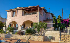 4 bedroom villa with swimming pool for sale in Tsada