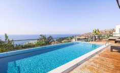 4 bedroom villa with swimming pool to rent in Agios Tychonas