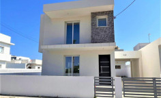 Beautiful 3 bedroom house with swimming pool for sale in Frenaros