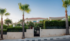 8 bedroom house with swimming pool for sale in Agios Tychonas