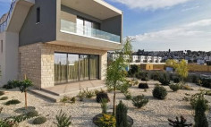 Large 3 bedroom house with swimming pool for sale in Chloraka