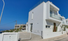 Luxury 3 beds house with swimming pool for sale in Peyia
