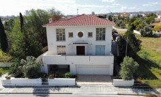 Large 4 bedroom house with swimming pool for sale in Latsia