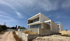 Spacious 4 bedroom house with swimming pool for sale in Chloraka