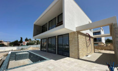 Spacious 4 bedroom house with swimming pool for sale in Chloraka