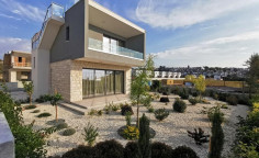 Large 3 bedrooms house with swimming pool for sale in Chloraka