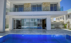 Spacious 3 bedroom villa with swimming pool for sale in Protaras