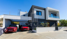 Spacious 5 bedroom house with swimming pool for sale in Germasogeia