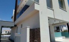 Spacious 4 bed house with swimming pool for sale in Ayia Napa