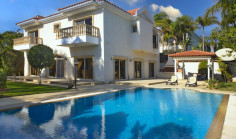 Luxury 4 bedroom house with swimming pool for sale in Amathus area