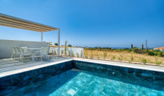 Spacious 3 bedrooms house with swimming pool for sale in Kissonerga