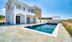 Spacious 3 bedrooms house with swimming pool for sale in Kissonerga