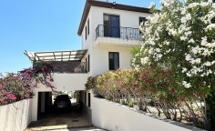 8 bedrooms house with the big plot in Kalavasos 8 bedrooms house with the big plot in Kalavasos